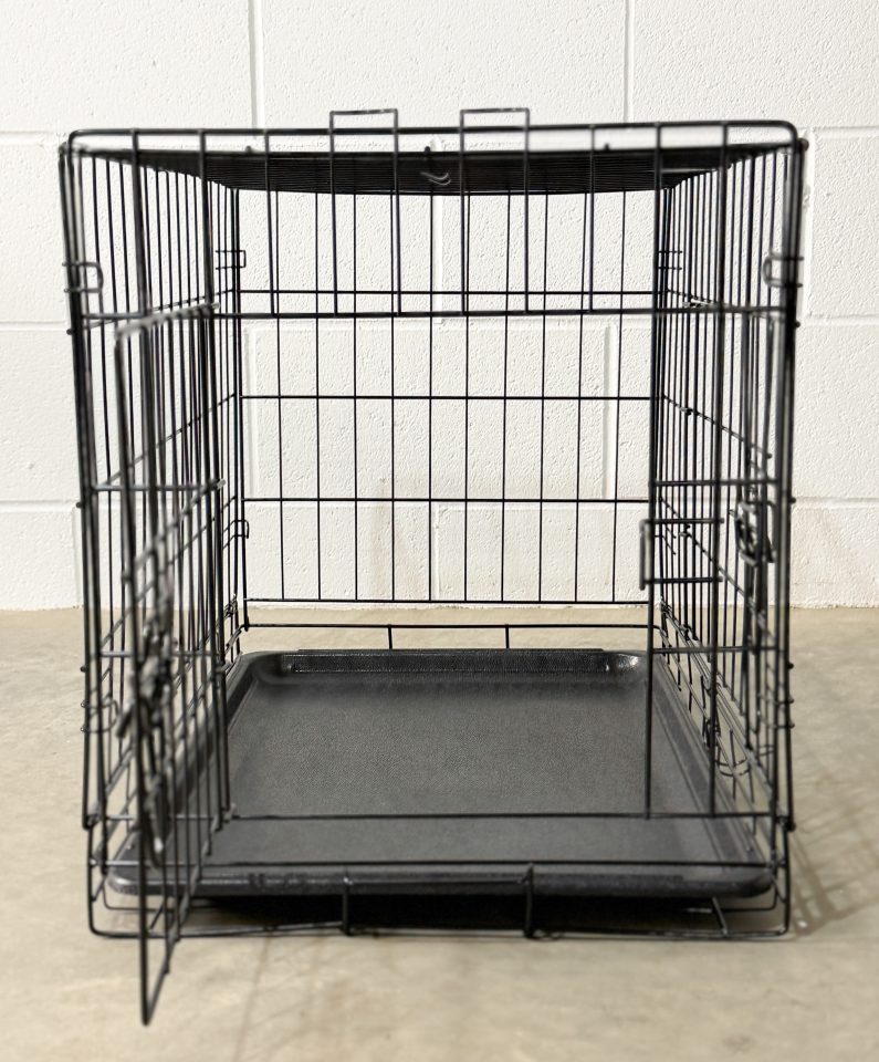 24” 2-Door Pet Crate with Divider - Image 3